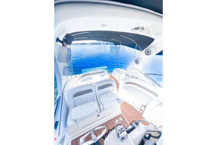 This 36.0' Searay cand take up to 13 passengers around Miami