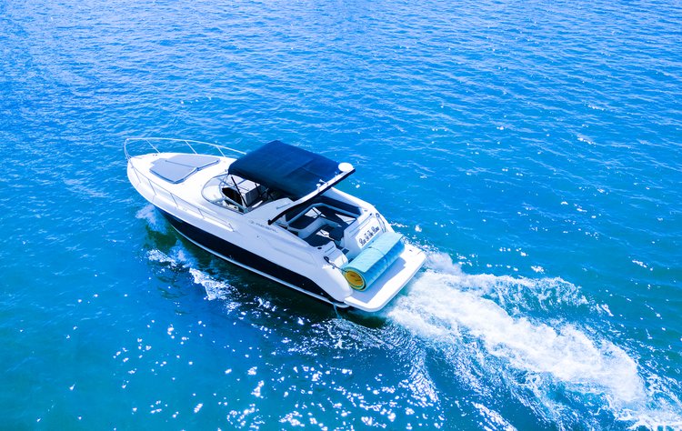 Discover Miami surroundings on this Regal Sundacern boat