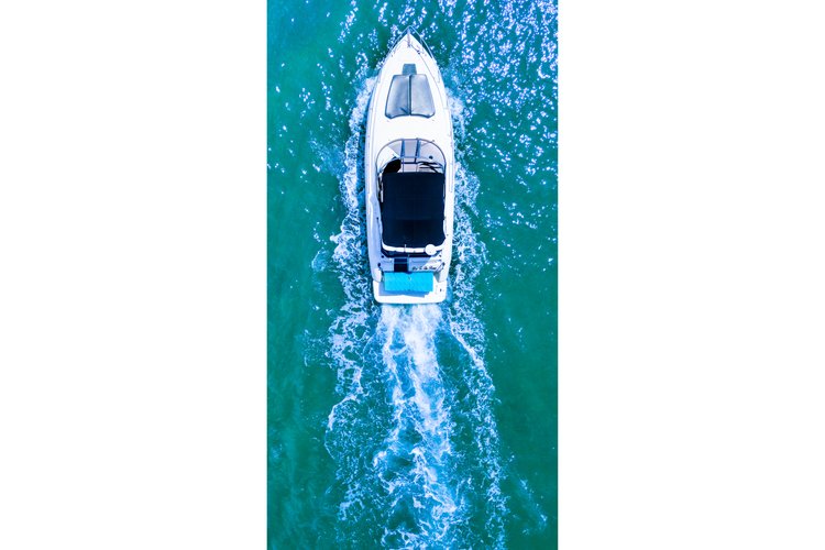 This 35.0' Sundacern cand take up to 13 passengers around Miami