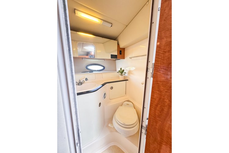This 35.0' Sundacern cand take up to 13 passengers around Miami