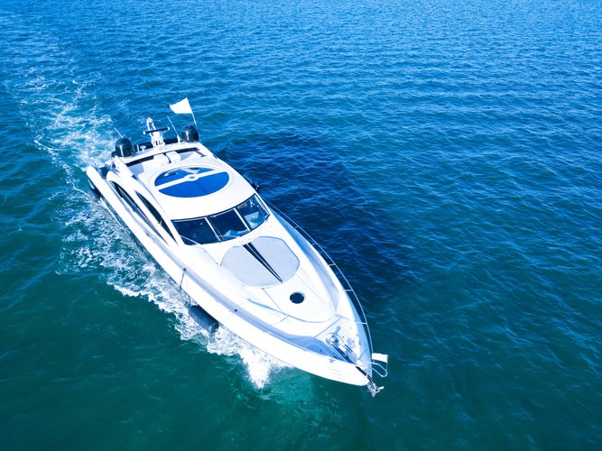This 82.0' Sunseeker cand take up to 13 passengers around Miami