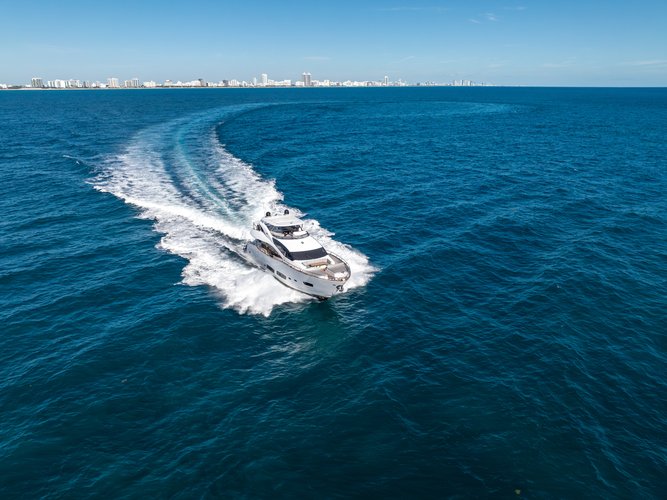This 96.0' Sunseeker cand take up to 13 passengers around Miami Beach