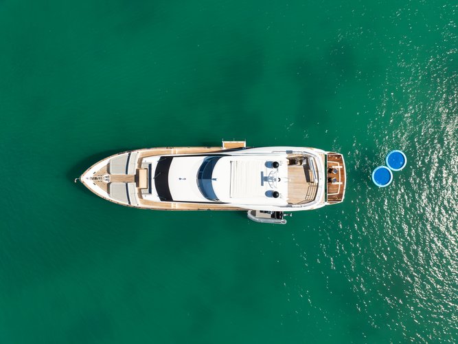 This 96.0' Sunseeker cand take up to 13 passengers around Miami Beach