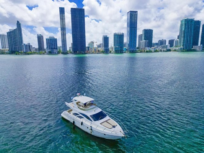 This 53.0' azimut cand take up to 13 passengers around Miami