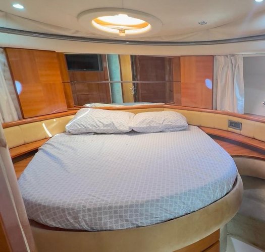 This 53.0' azimut cand take up to 13 passengers around Miami