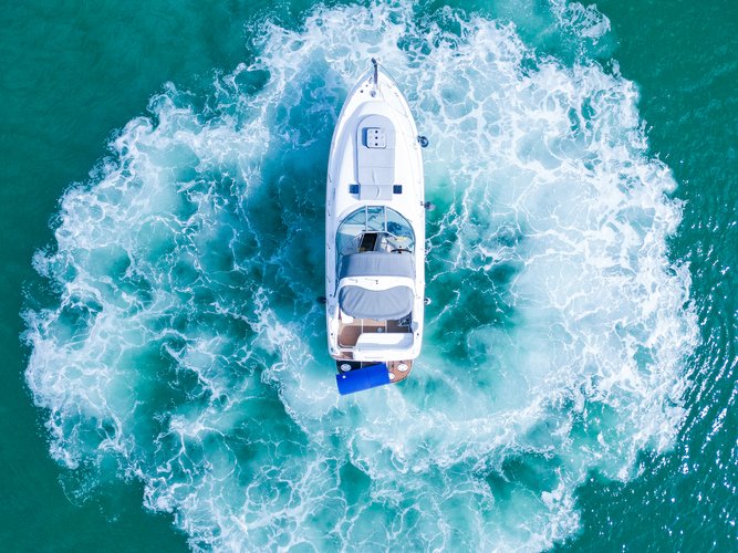 Discover Miami surroundings on this Searay Sundancer boat