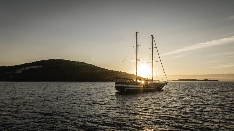 Up to 14 persons can enjoy a ride on this Gulet boat
