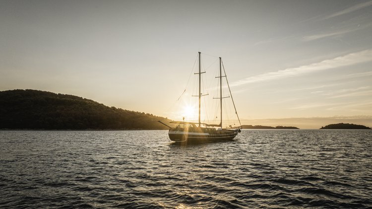 This 105.0'  cand take up to 14 passengers around Split