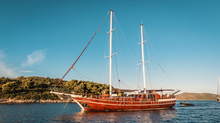 This 105.0'  cand take up to 14 passengers around Split