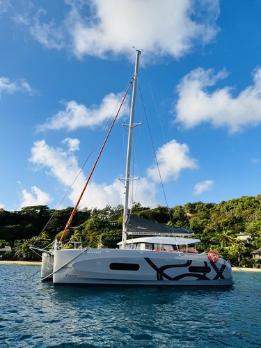 This 37.2'  cand take up to 8 passengers around Dènia