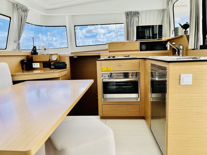 This 37.2'  cand take up to 8 passengers around Dènia
