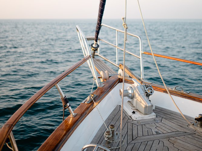 Up to 10 persons can enjoy a ride on this Monohull boat