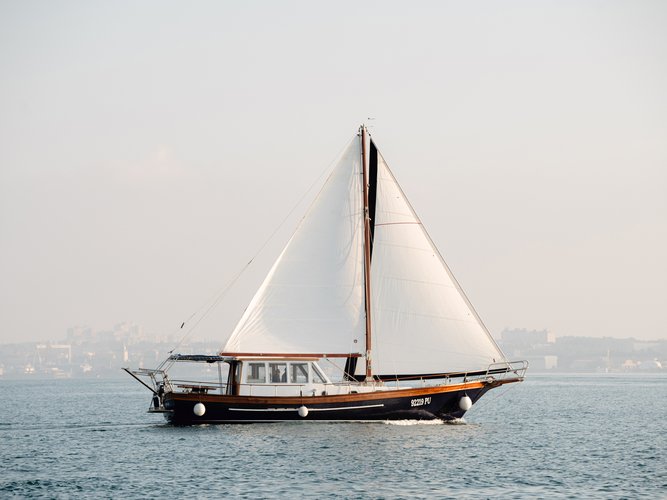 Up to 10 persons can enjoy a ride on this Monohull boat