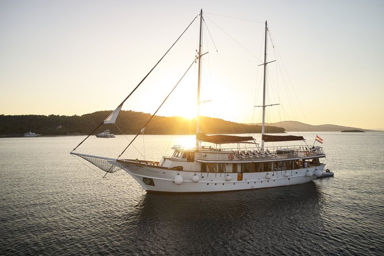 Boat rental in Sumpetar, 
