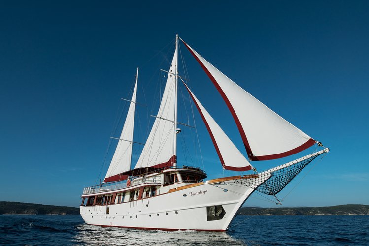 This 98.4'  cand take up to 21 passengers around Sumpetar