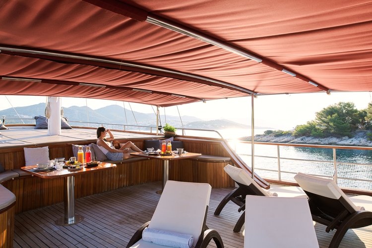Boating is fun with a Gulet in Sumpetar