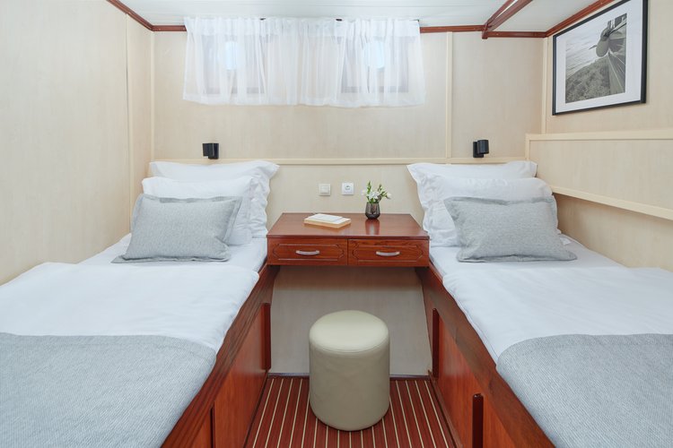 This 98.4'  cand take up to 21 passengers around Sumpetar