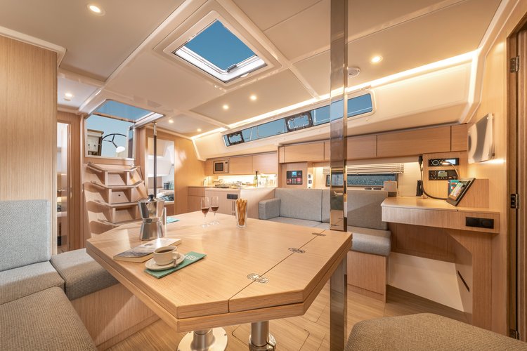 This 40.6' Bavaria Yachtbau cand take up to 6 passengers around Castiglioncello