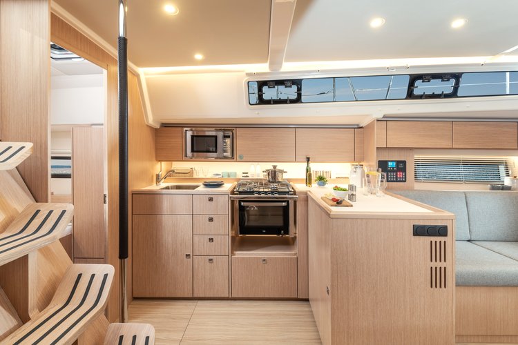 This 40.6' Bavaria Yachtbau cand take up to 6 passengers around Castiglioncello
