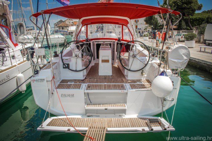 Discover Pomer surroundings on this Oceanis 35 Beneteau boat