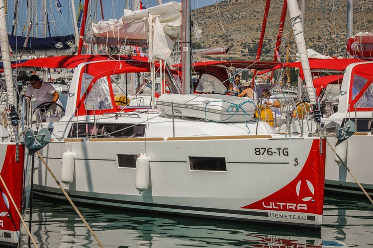 This 34.3' Bénéteau cand take up to 8 passengers around Istra
