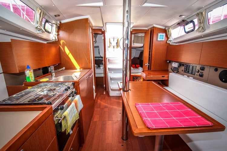 Discover Istra surroundings on this Oceanis 35 Bénéteau boat