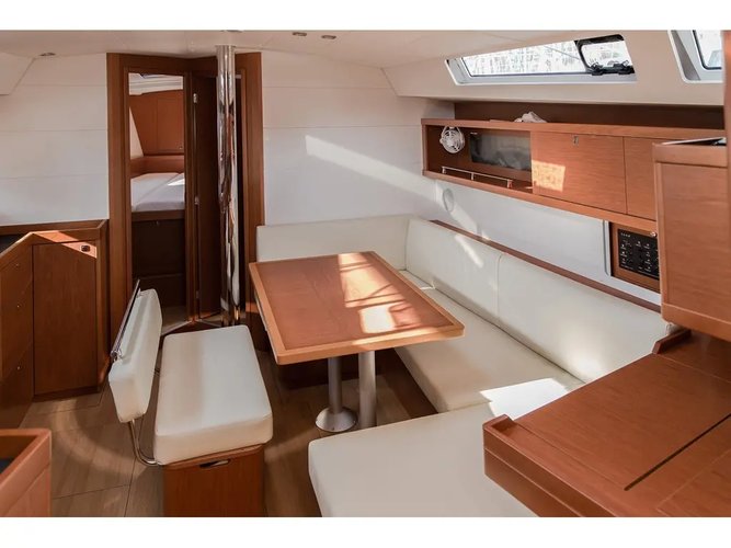 Jump aboard this beautiful Beneteau Oceanis 45