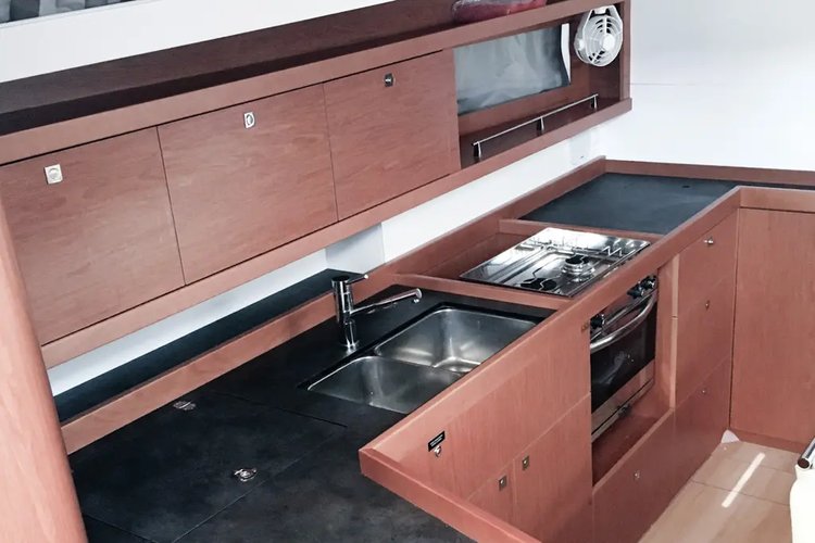 Jump aboard this beautiful Beneteau Oceanis 45