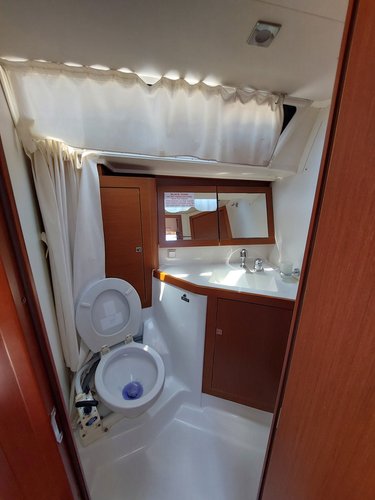 Discover Herceg Novi surroundings on this Oceanis 45 Beneteau boat