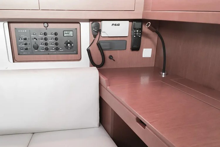 This 45.4' Beneteau cand take up to 10 passengers around Tivat