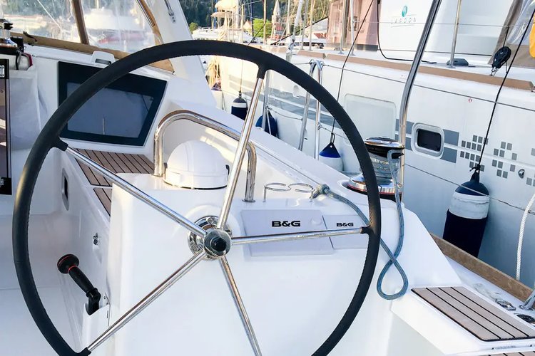 This 45.4' Beneteau cand take up to 10 passengers around Tivat