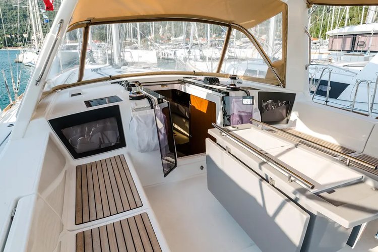 This 45.4' Beneteau cand take up to 10 passengers around Tivat