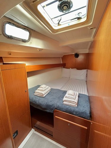 This 50.0' Beneteau cand take up to 12 passengers around Athens