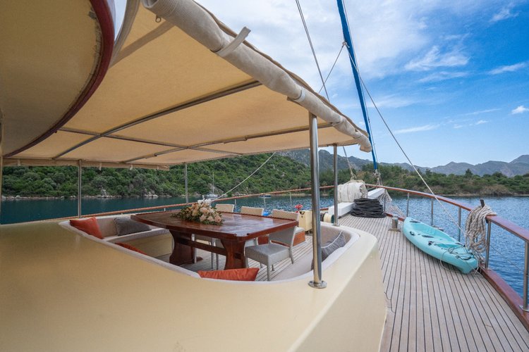 This 98.4' Custom Made cand take up to 16 passengers around Aegean