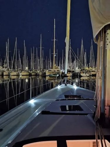 This 43.4' Dufour Yachts cand take up to 10 passengers around Kos