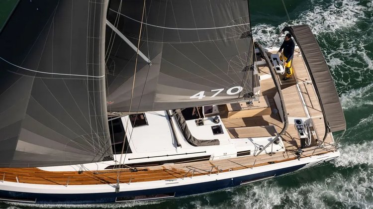 This 48.7' Dufour Yachts cand take up to 12 passengers around Agropoli