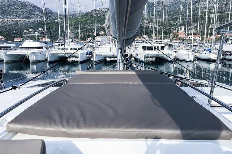This 43.5' Fountaine Pajot cand take up to 10 passengers around Tivat