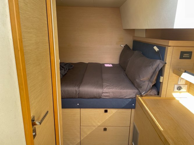 This 45.7' Fountaine Pajot cand take up to 10 passengers around Phuket