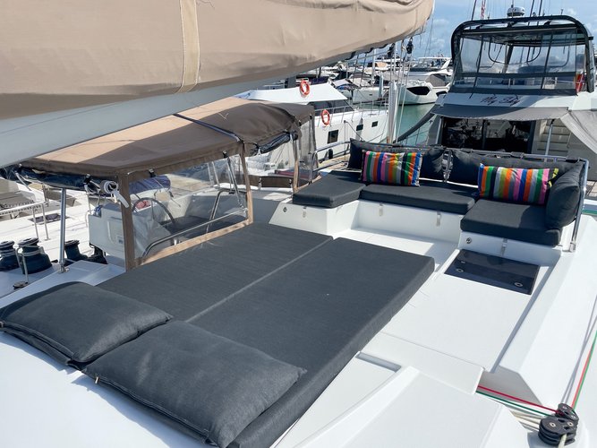 Discover Phuket surroundings on this Fountaine Pajot Saona 47 Quintet - 5 + 1 cab. Fountaine Pajot boat