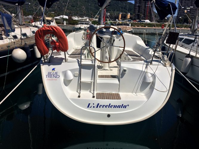 This 37.4' Jeanneau cand take up to 8 passengers around Salerno