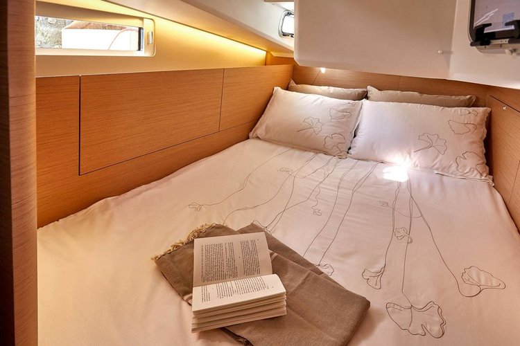 This 40.5' Jeanneau cand take up to 8 passengers around Procida