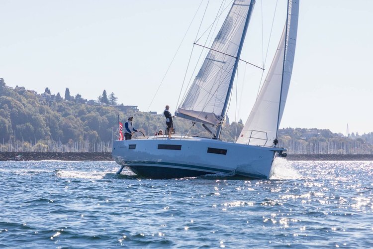 Jump aboard this beautiful Jeanneau Sun Odyssey 440