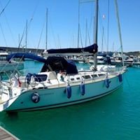 Up to 8 persons can enjoy a ride on this Jeanneau boat