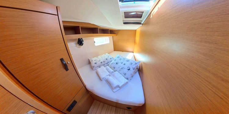 Jeanneau boat for rent in Pirovac