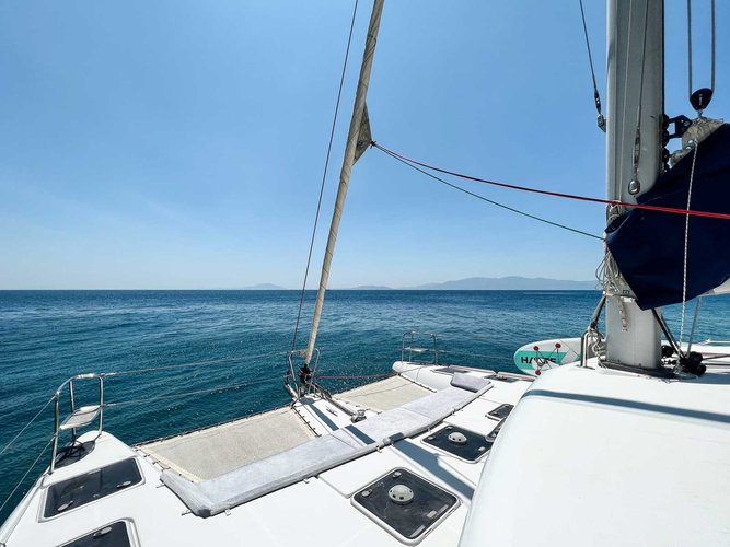 This 41.4' Lagoon cand take up to 10 passengers around Bodrum