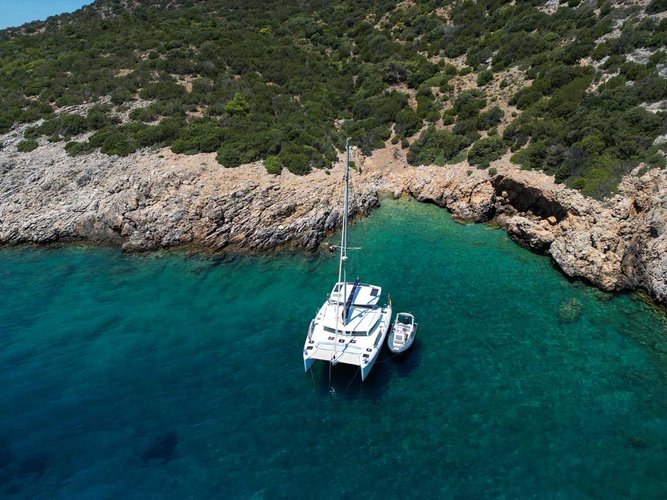 Up to 10 persons can enjoy a ride on this Lagoon boat