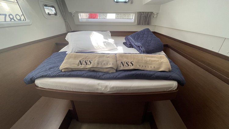 This 42.0' Lagoon cand take up to 12 passengers around Castiglioncello