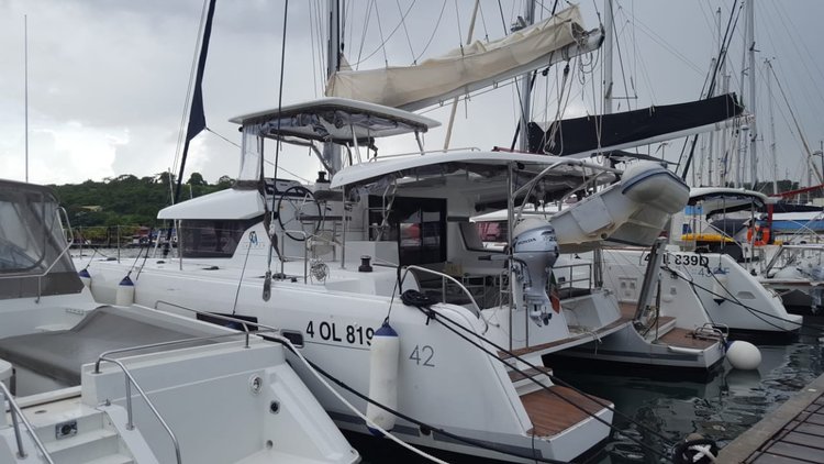 Discover St. George's surroundings on this Lagoon 42 Lagoon boat