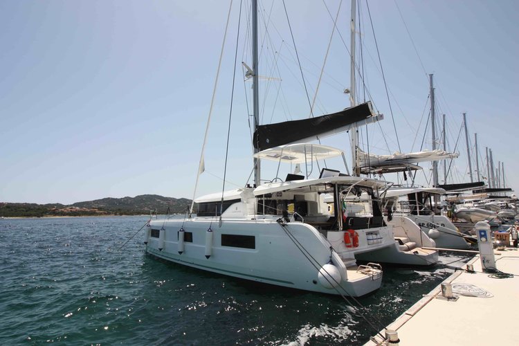 This 45.9' Lagoon cand take up to 12 passengers around St. George's