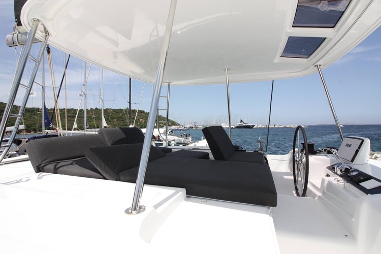 This 45.9' Lagoon cand take up to 12 passengers around St. George's